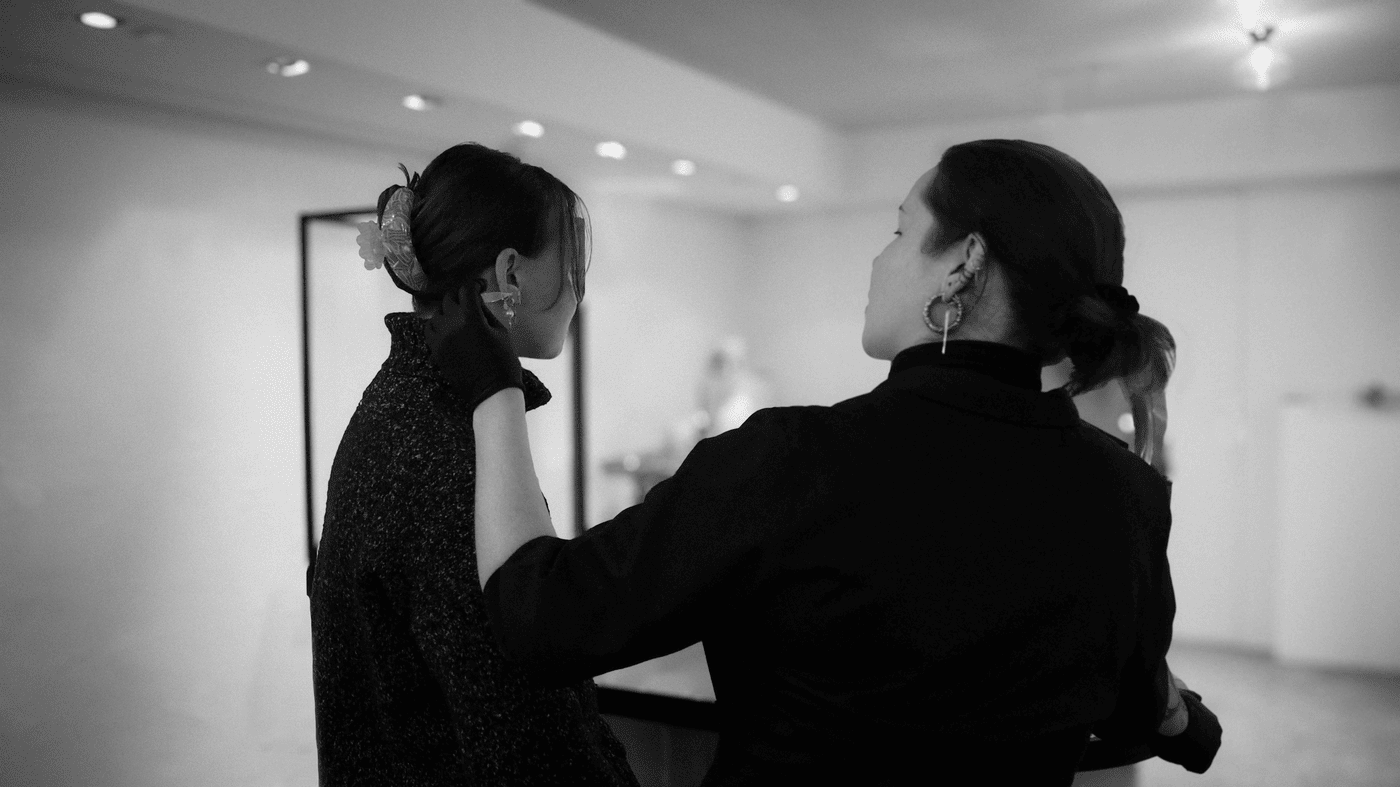 LH Gift guide Boutique 1 Ola doing Christmas styling on Laura