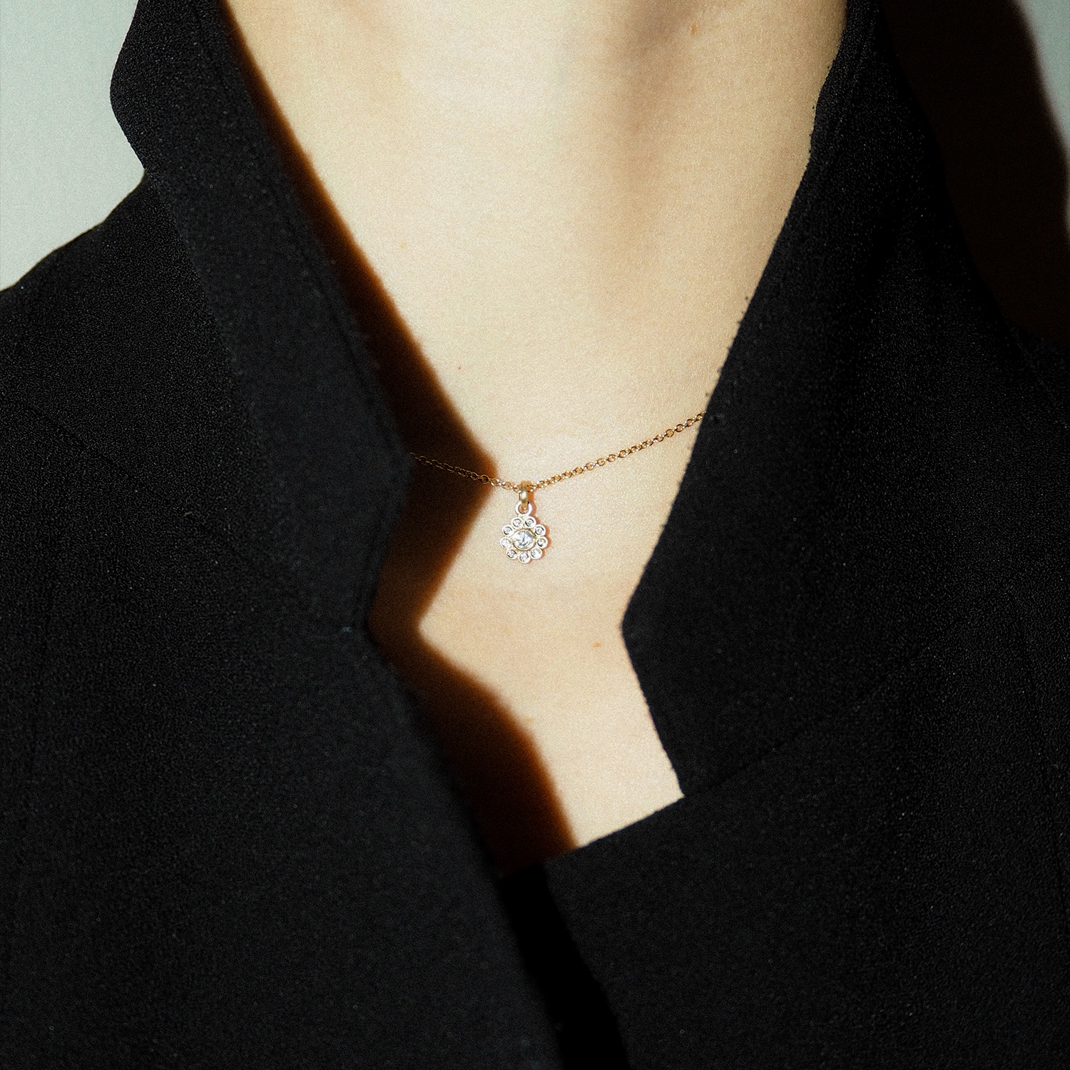 Pendant<br> PFLOWER TWO gold diamond (round medium eyelet)